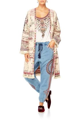 LONG COAT WITH SPLITS ON THE ROAD