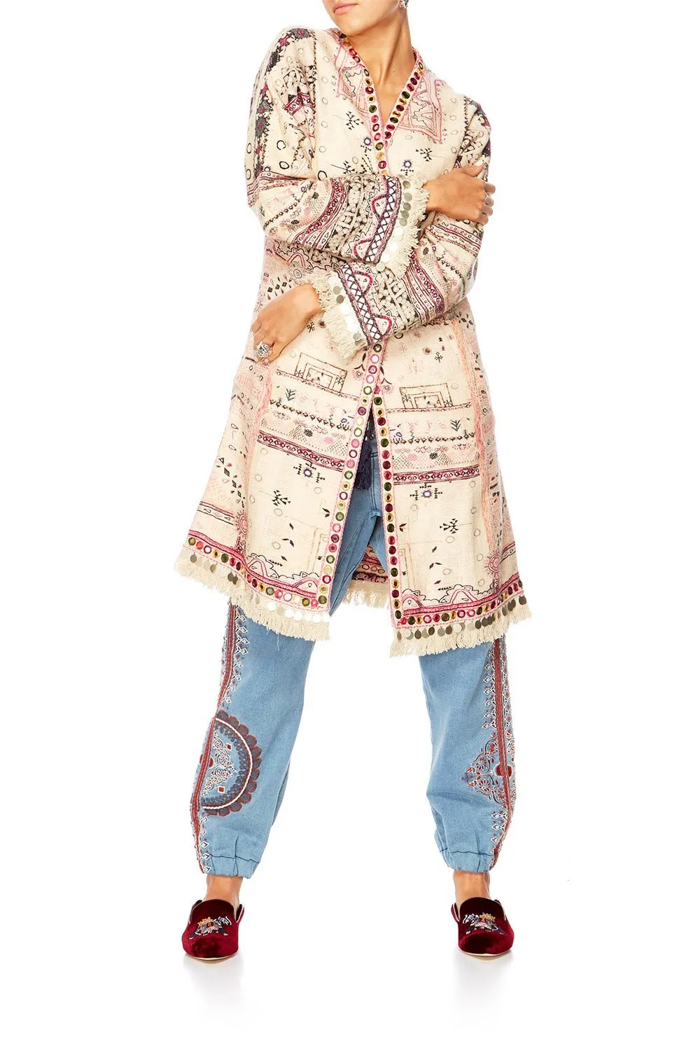 LONG COAT WITH SPLITS ON THE ROAD